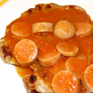 Costeletas à salsicheira c/ esparguete
