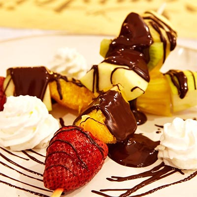 Espetada de fruta com chocolate quente