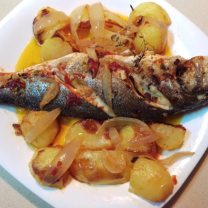 Robalo assado c/ arroz e batatas assadas