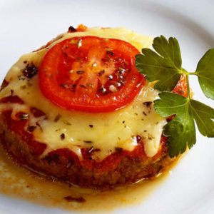 Hambúrguer de vitela c/ tomate, queijo e arroz
