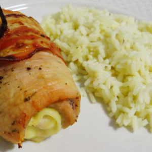 Enroladinhos de frango e queijo brie c/ arroz