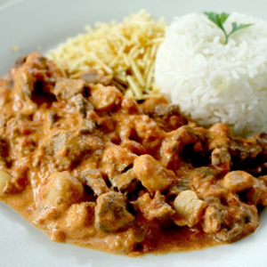 Strogonoff de vitela c/ arroz e batata palha