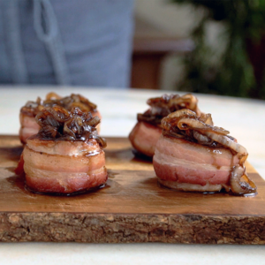 Medalhões de carne e bacon c/ batatinhas a murro e legumes