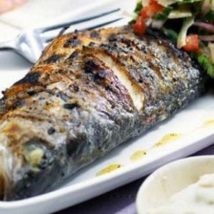 Robalo grelhado c/ batatinhas ao alho