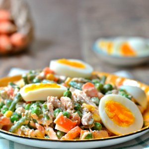 Salada russa c/ atum e ovo cozido