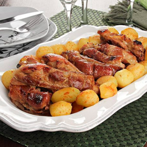 Costelinha assada no forno c/ arroz e batatas assadas