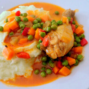 Frango estufado c/ ervilhas e puré de batata