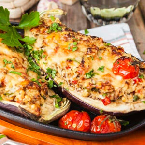 Beringela recheada de carne picada e legumes c/ arroz