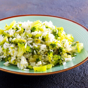 Arroz de brócolos e cogumelos salteados