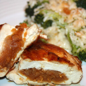 Peito de frango recheado de ameixas c/ arroz de legumes