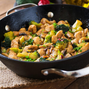 Salteado de frango c/ quinoa e legumes