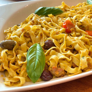 Tagliatelle c/ molho de cogumelos frescos e frutos secos