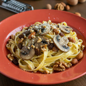 Tagliatelle de cogumelos frescos e frutos secos