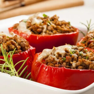 Pimento vermelho recheado de carne picada e ovo c/ arroz